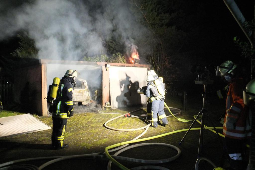 Einsatz der Feuerwehr Eilvese: Brennende Garage mit PKW, 14.03.2021, Bild 4