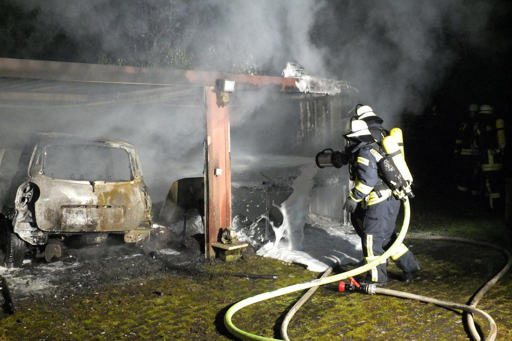 Einsatz der Feuerwehr Eilvese: Brennende Garage mit PKW, 14.03.2021, Bild 5