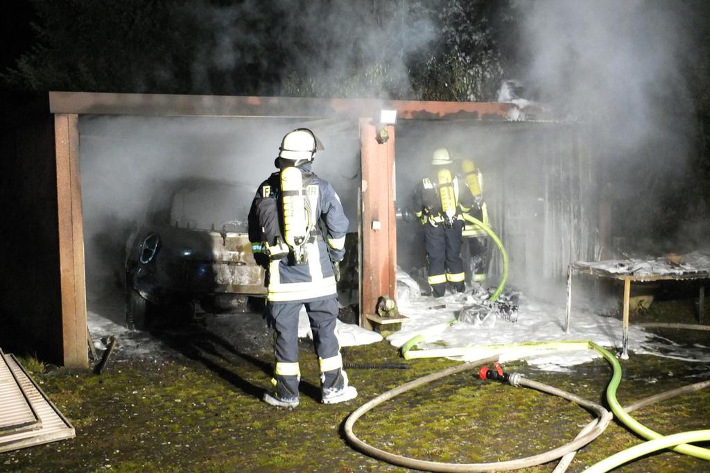 Einsatz der Feuerwehr Eilvese: Brennende Garage mit PKW, 14.03.2021, Bild 6