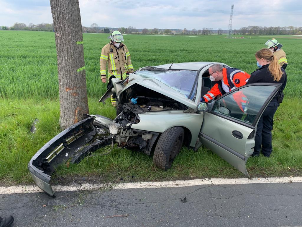 Einsatz der Feuerwehr Eilvese: PKW gegen Baum, 03.05.2021, Bild 1
