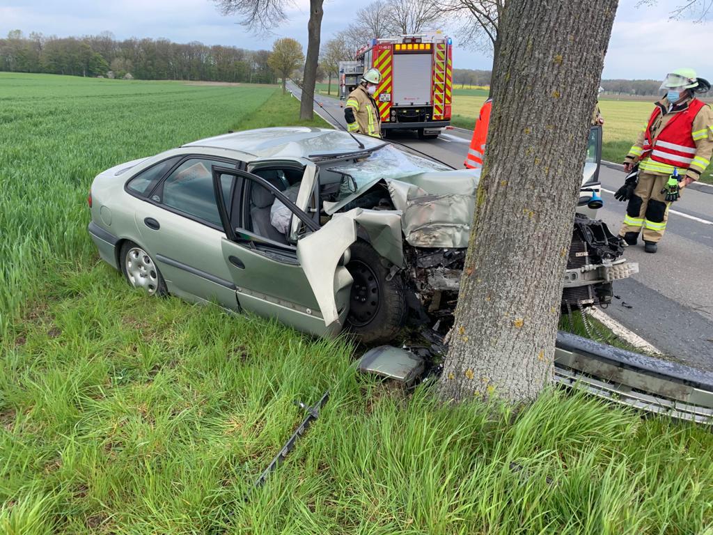 Einsatz der Feuerwehr Eilvese: PKW gegen Baum, 03.05.2021, Bild 2