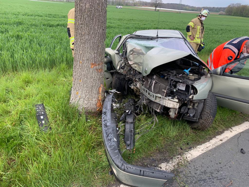 Einsatz der Feuerwehr Eilvese: PKW gegen Baum, 03.05.2021, Bild 3