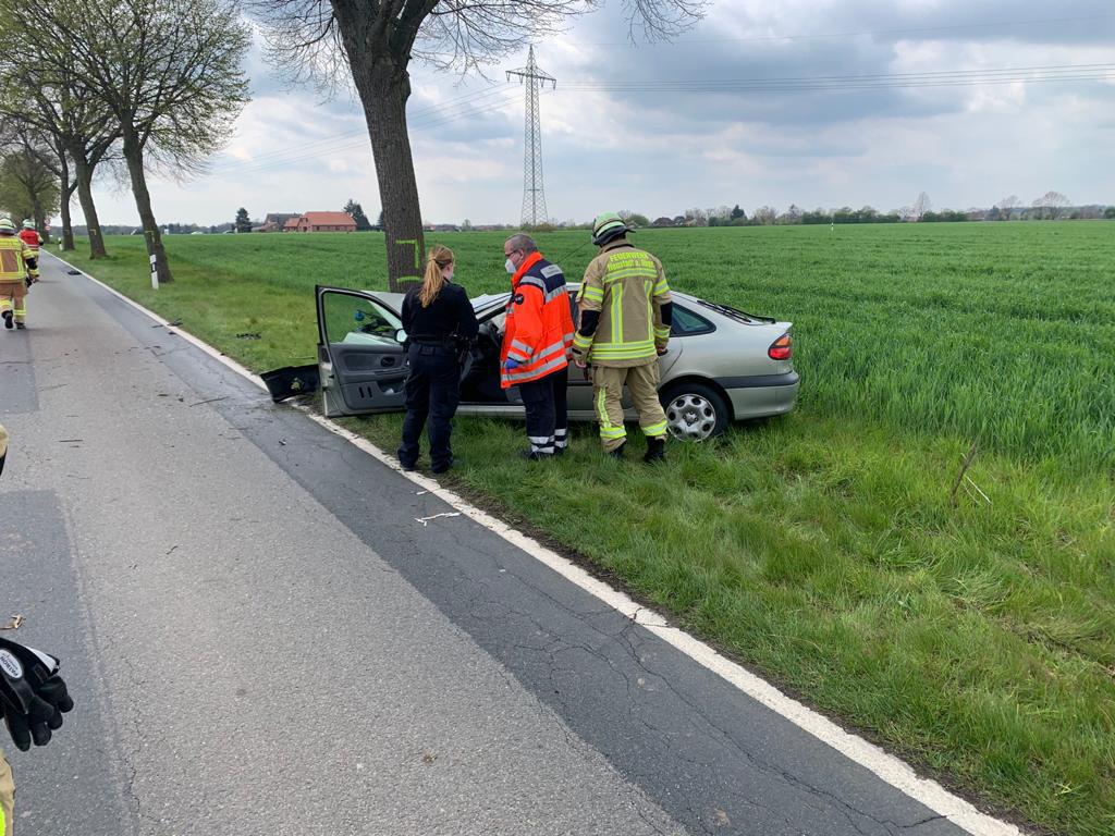Einsatz der Feuerwehr Eilvese: PKW gegen Baum, 03.05.2021, Bild 4