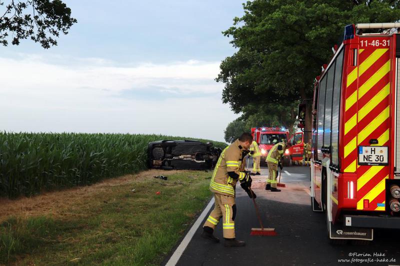 Einsatz der Feuerwehr Eilvese: Eingeklemmte Person nach VU, 11.07.2021, Bild 4