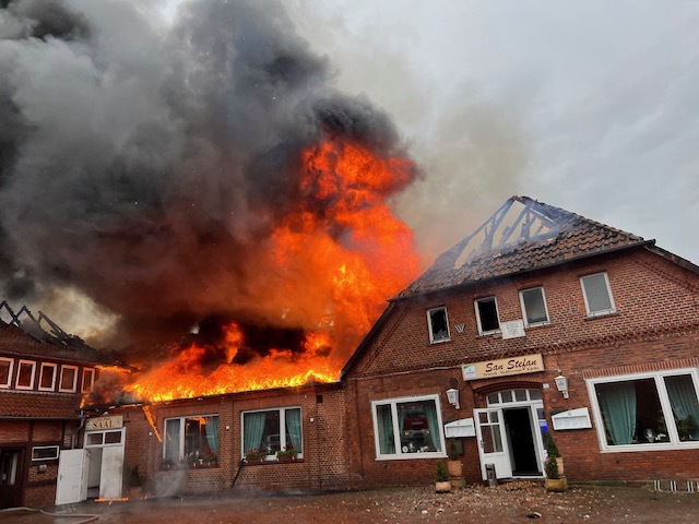 Einsatz der Feuerwehr Eilvese: Starke Rauchentwicklung im Ort, 22.10.2021, Bild 3