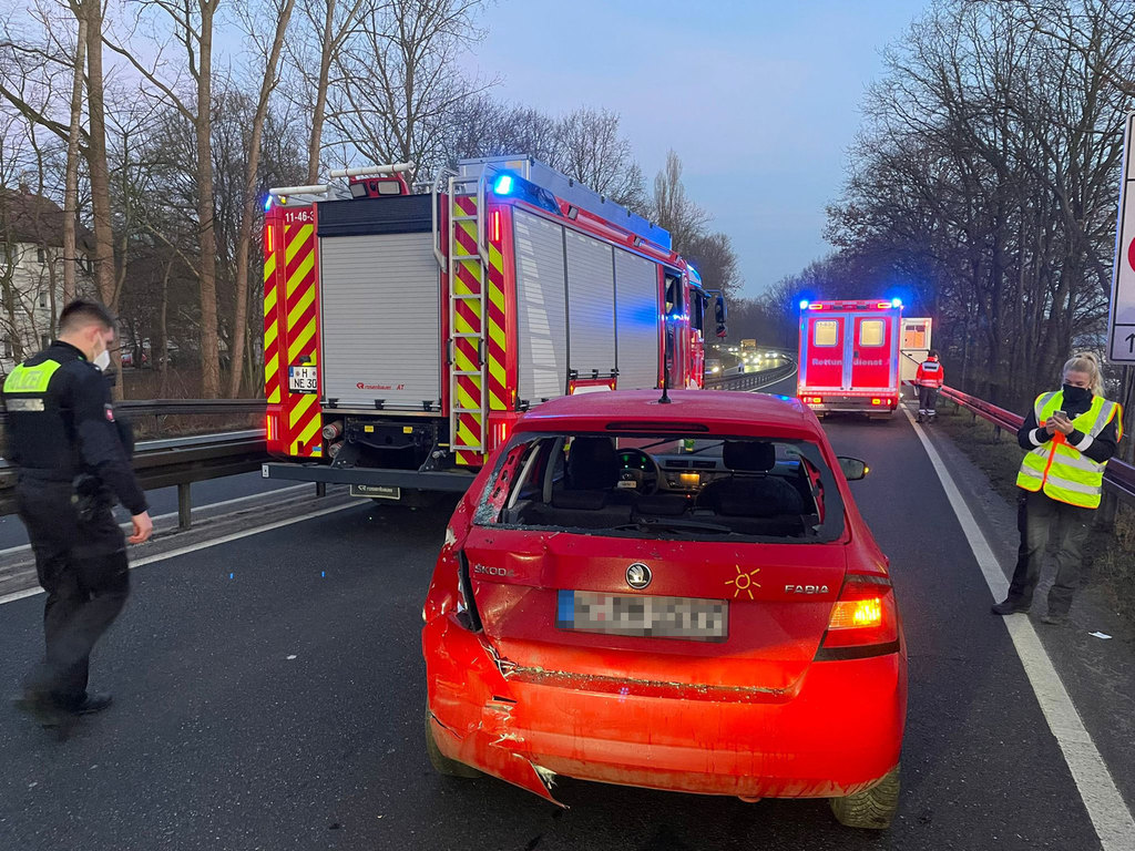 Einsatz der Feuerwehr Eilvese: LKW auf PKW, 19.01.2022, Bild 1