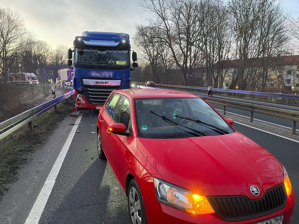 Einsatz der Feuerwehr Eilvese: LKW auf PKW, 19.01.2022, Bild 2