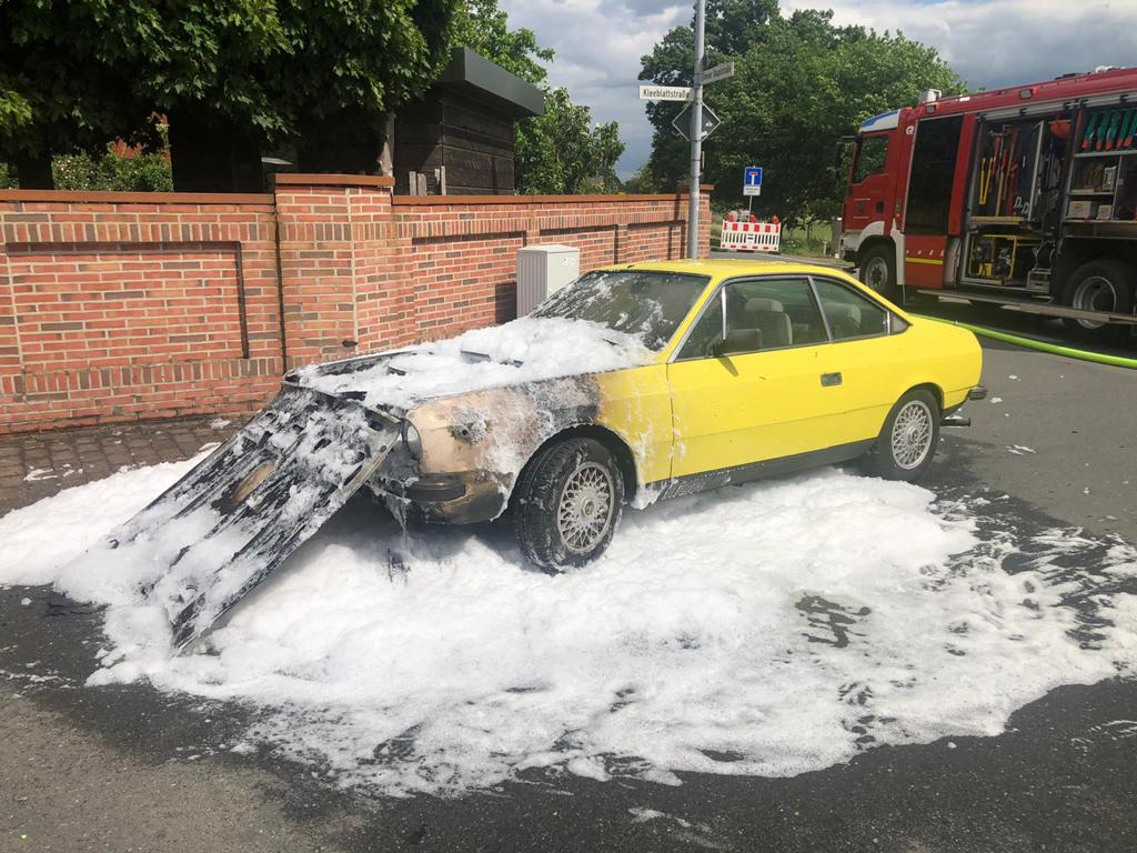 Einsatz der Feuerwehr Eilvese: PKW in Vollbrand, 26.05.2022, Bild 1
