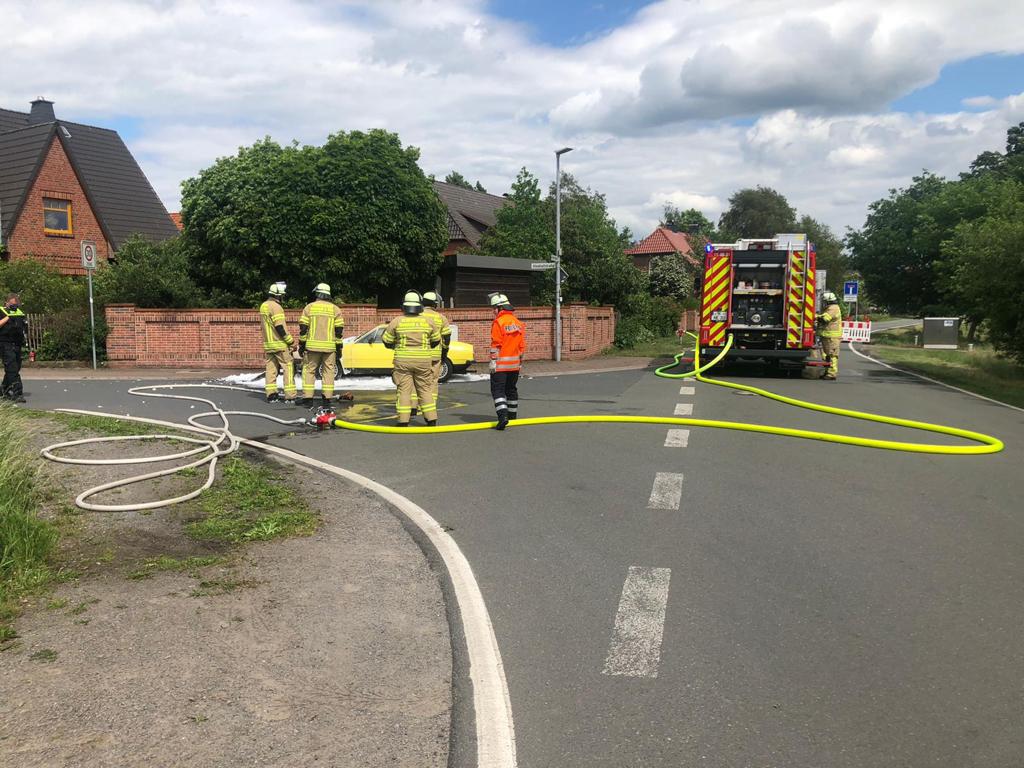 Einsatz der Feuerwehr Eilvese: PKW in Vollbrand, 26.05.2022, Bild 3