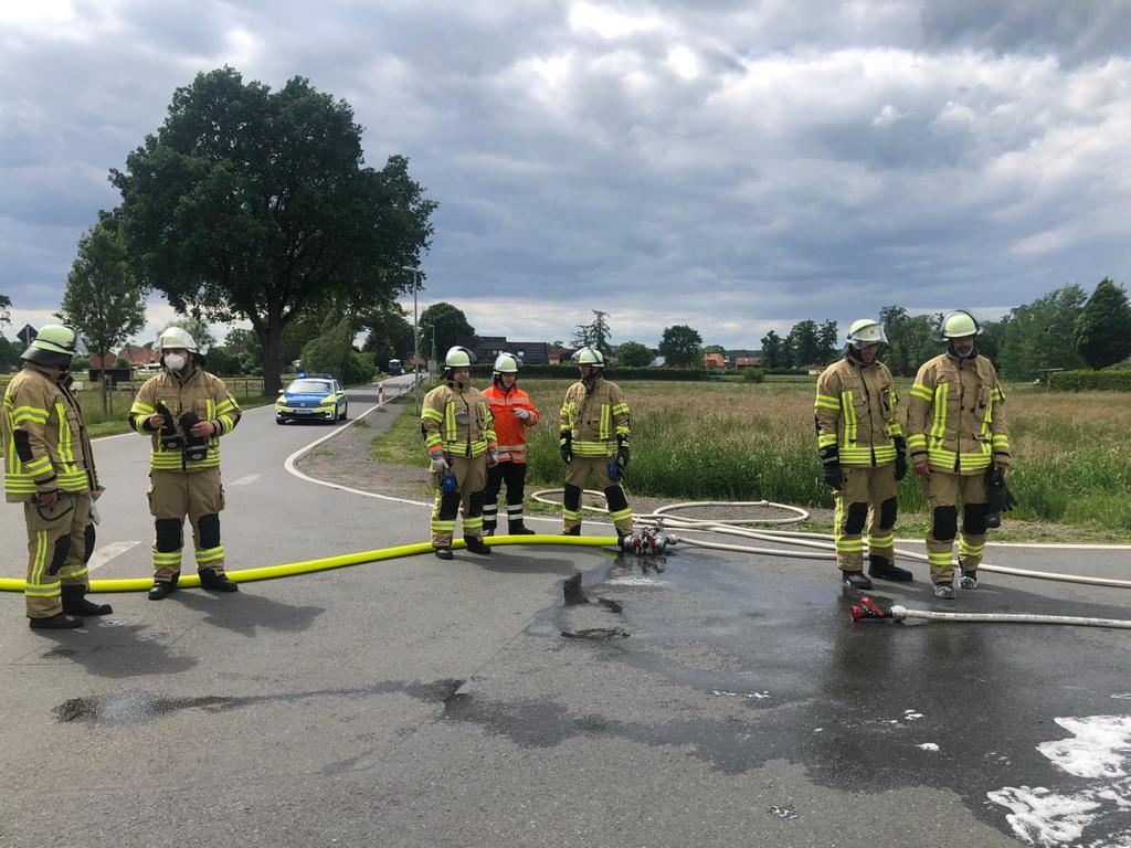 Einsatz der Feuerwehr Eilvese: PKW in Vollbrand, 26.05.2022, Bild 4