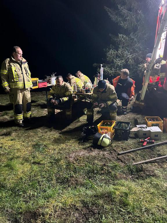 Einsatz der Feuerwehr Eilvese: Waldbrand (Verpflegung), 22.04.2023, Bild 10