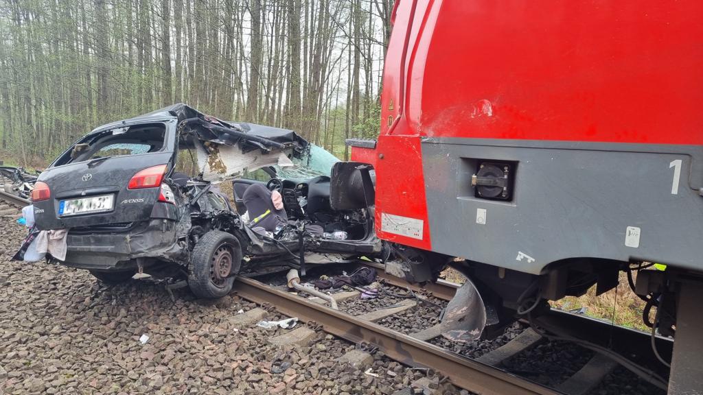 Einsatz der Feuerwehr Eilvese: PKW unter Lok, 23.04.2023, Bild 1