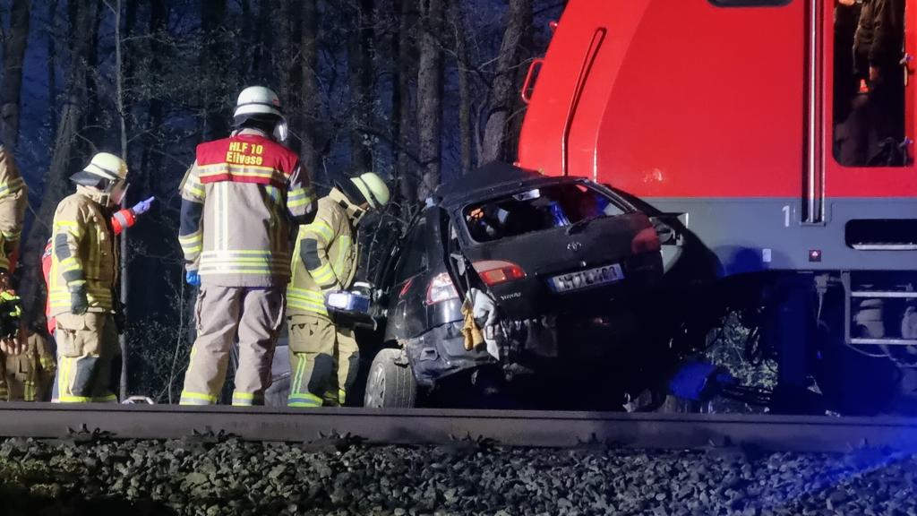 Einsatz der Feuerwehr Eilvese: PKW unter Lok, 23.04.2023, Bild 2