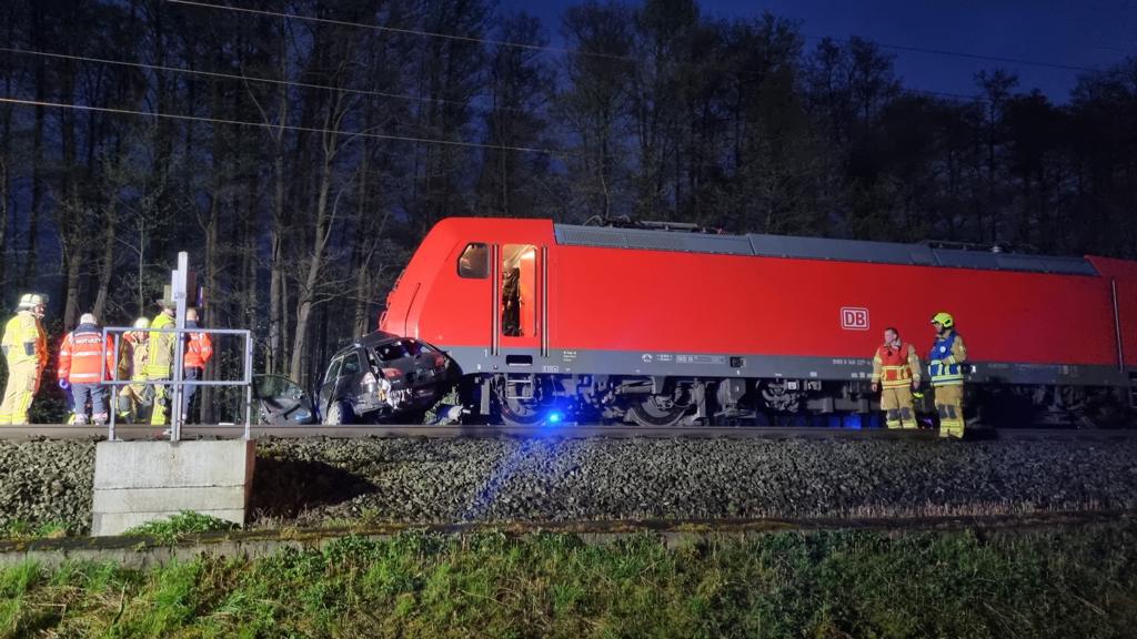 Einsatz der Feuerwehr Eilvese: PKW unter Lok, 23.04.2023, Bild 3