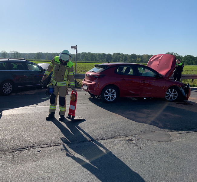 Einsatz der Feuerwehr Eilvese: Verkehrsunfall 2 PKW, auslaufende Betriebsstoffe, 31.05.2023, Bild 2