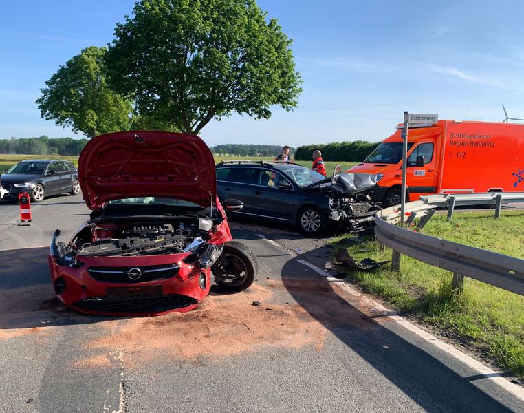 Einsatz der Feuerwehr Eilvese: Verkehrsunfall 2 PKW, auslaufende Betriebsstoffe, 31.05.2023, Bild 3