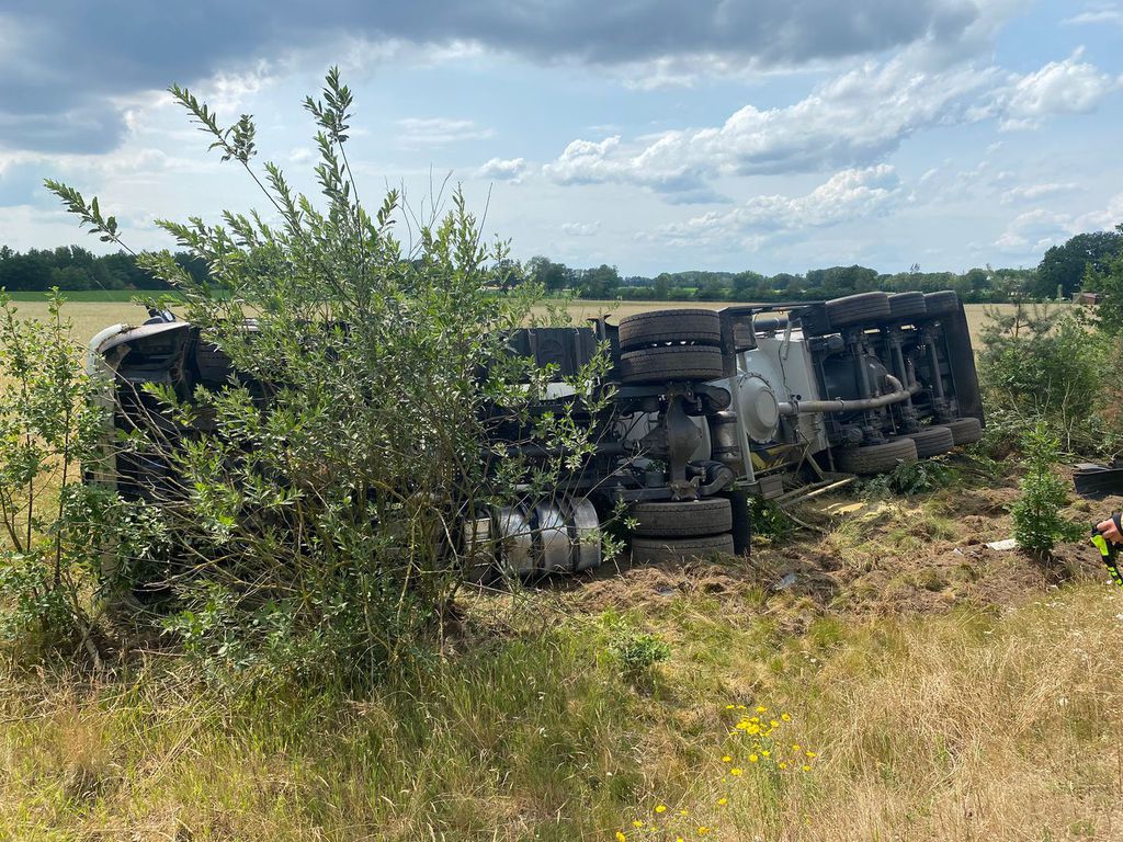 Einsatz der Feuerwehr Eilvese: LKW im Graben, 26.06.2023, Bild 1