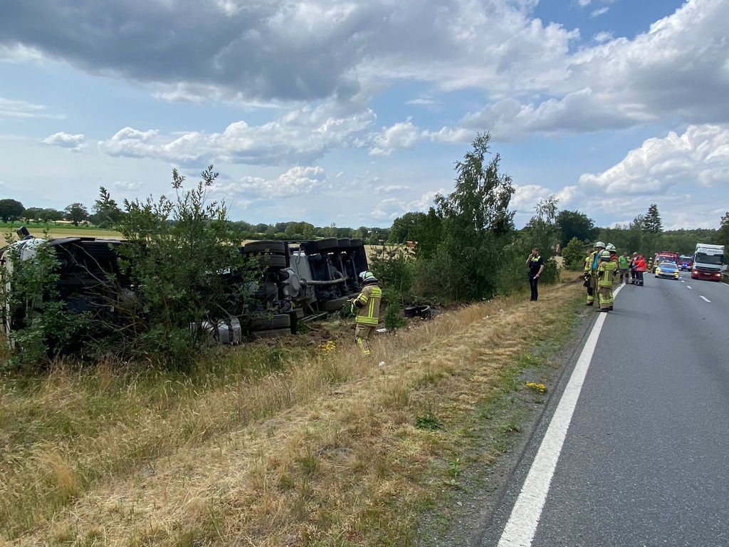 Einsatz der Feuerwehr Eilvese: LKW im Graben, 26.06.2023, Bild 2