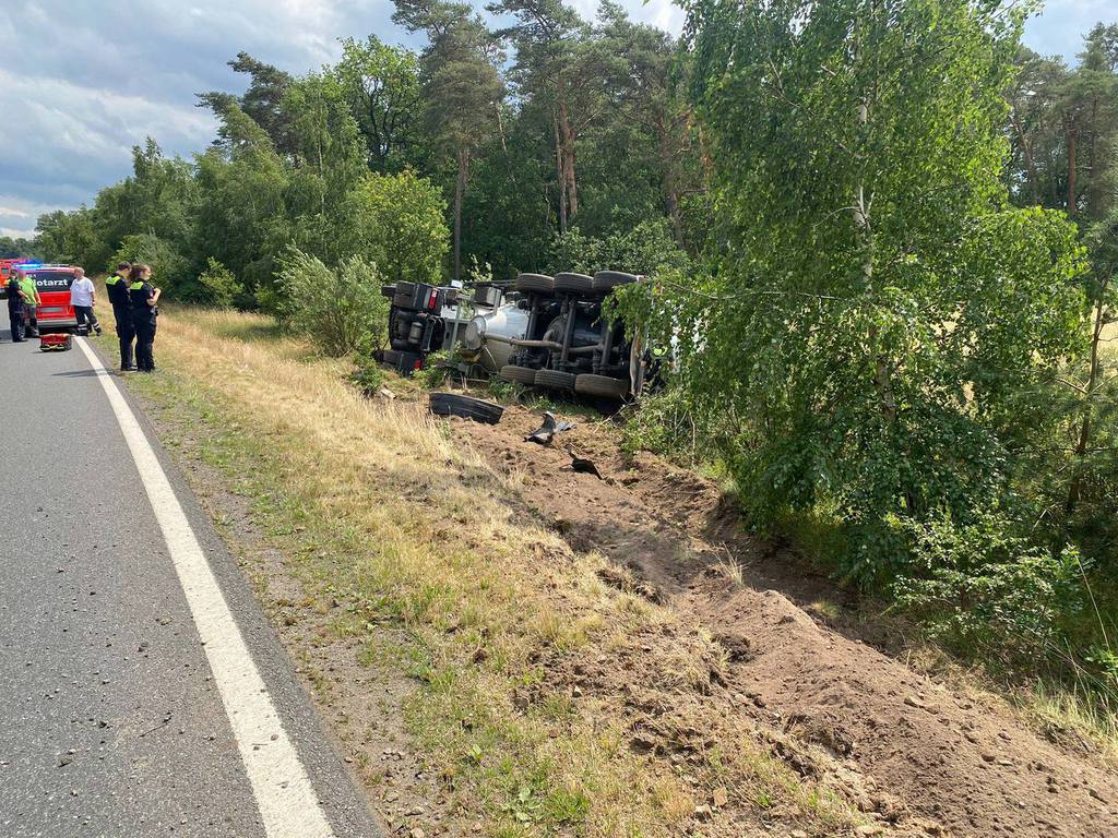 Einsatz der Feuerwehr Eilvese: LKW im Graben, 26.06.2023, Bild 3