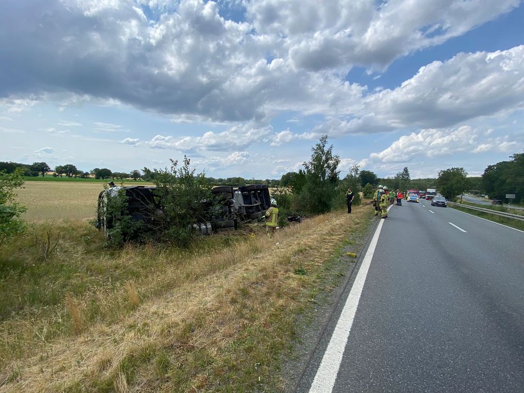 Einsatz der Feuerwehr Eilvese: LKW im Graben, 26.06.2023, Bild 4