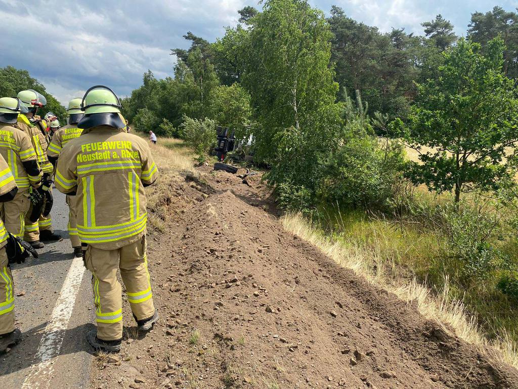 Einsatz der Feuerwehr Eilvese: LKW im Graben, 26.06.2023, Bild 5