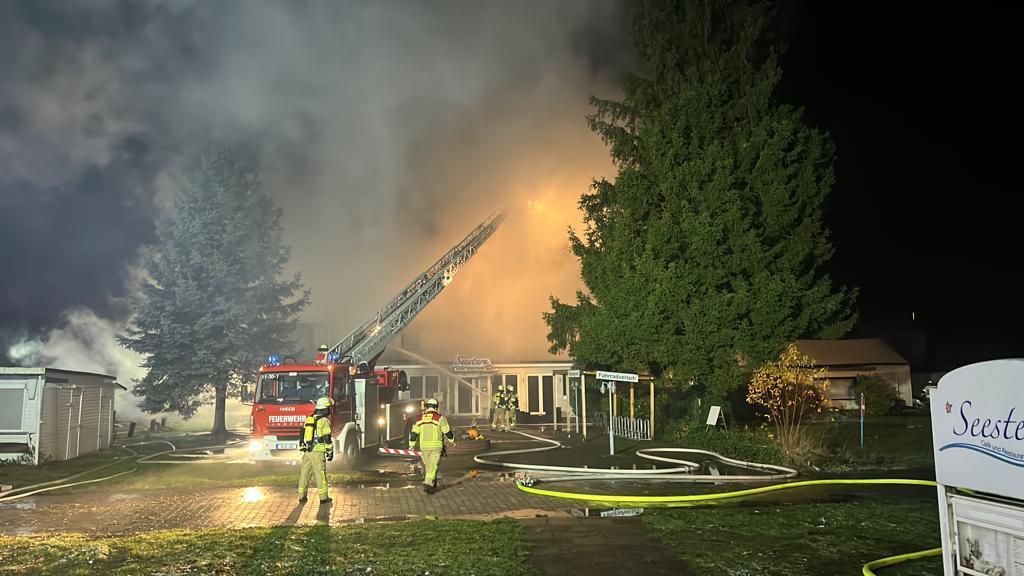 Einsatz der Feuerwehr Eilvese: Alarmstufenerhöhung Gebäudebrand, 28.11.2023, Bild 2