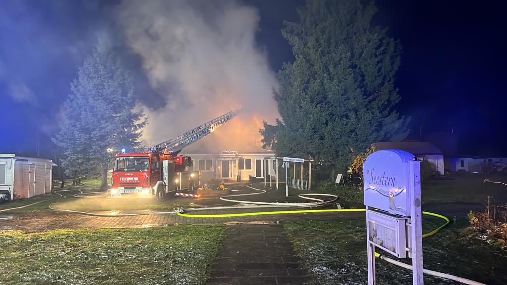 Einsatz der Feuerwehr Eilvese: Alarmstufenerhöhung Gebäudebrand, 28.11.2023, Bild 4