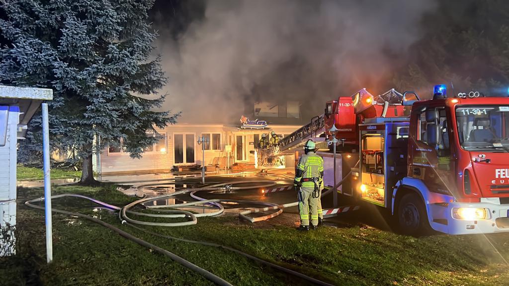 Einsatz der Feuerwehr Eilvese: Alarmstufenerhöhung Gebäudebrand, 28.11.2023, Bild 5