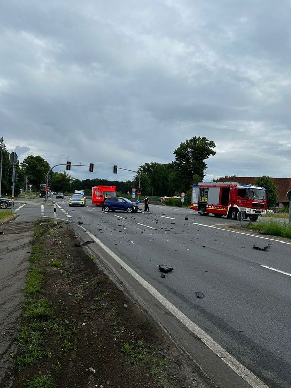 Einsatz der Feuerwehr Eilvese: Verkehrsunfall mit Rauchentwicklung, 30.05.2024, Bild 1
