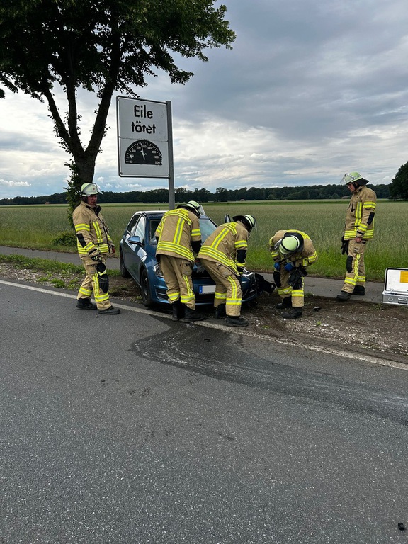 Einsatz der Feuerwehr Eilvese: Verkehrsunfall mit Rauchentwicklung, 30.05.2024, Bild 2
