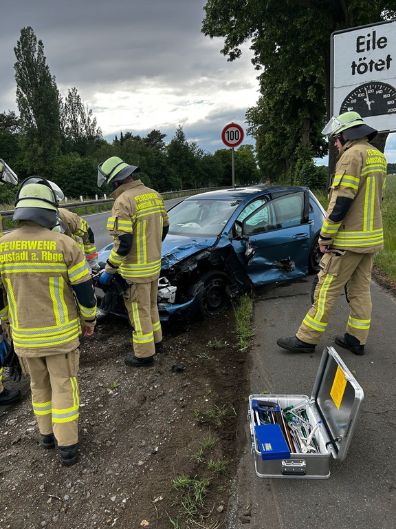 Einsatz der Feuerwehr Eilvese: Verkehrsunfall mit Rauchentwicklung, 30.05.2024, Bild 3