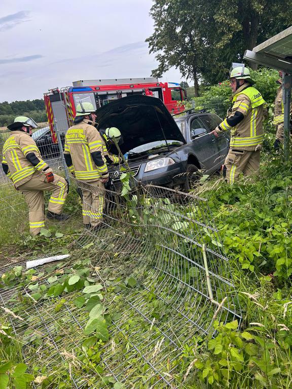 Einsatz der Feuerwehr Eilvese: PKW durch Zaun in eine PV-Anlage gefahren, 22.06.2025, Bild 2