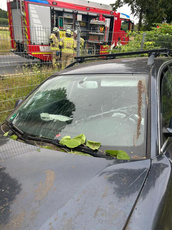 Einsatz der Feuerwehr Eilvese: PKW durch Zaun in eine PV-Anlage gefahren, 22.06.2025, Bild 3
