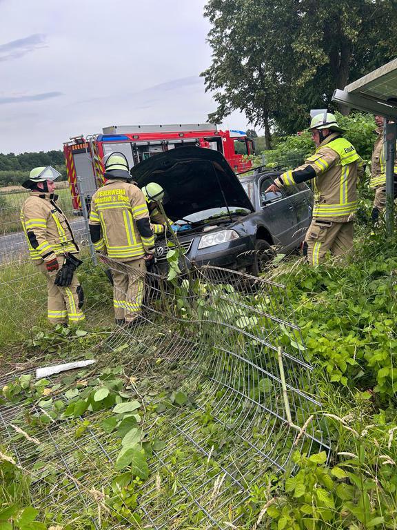 Einsatz der Feuerwehr Eilvese: PKW durch Zaun in eine PV-Anlage gefahren, 22.06.2025, Bild 4