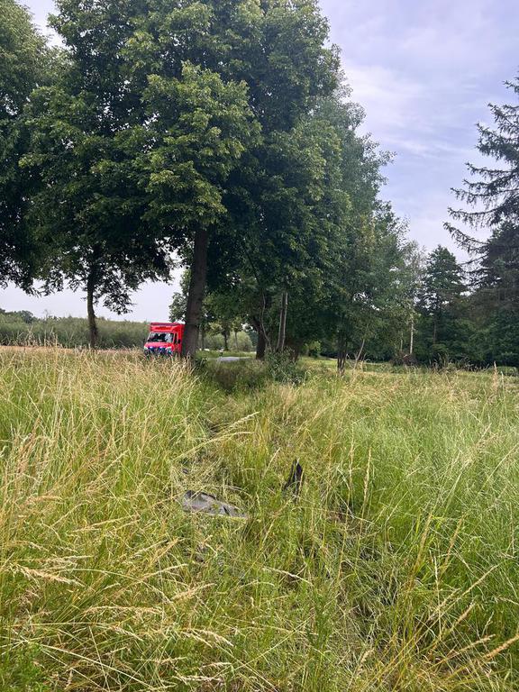 Einsatz der Feuerwehr Eilvese: PKW durch Zaun in eine PV-Anlage gefahren, 22.06.2025, Bild 5
