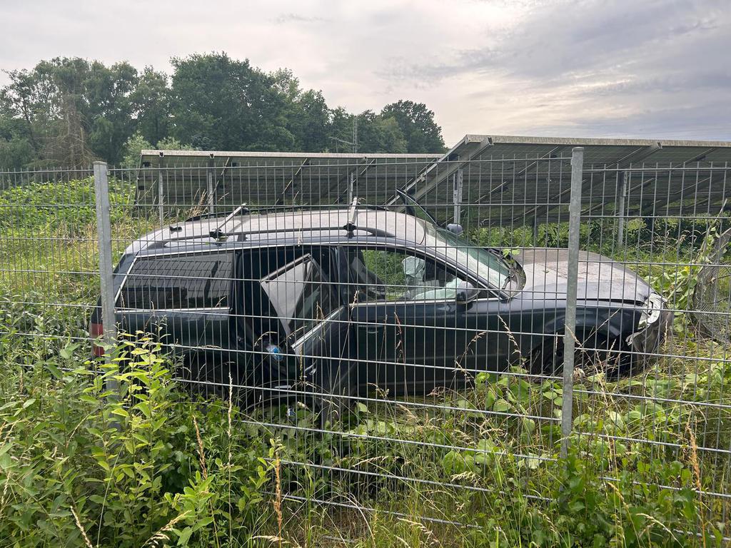 Einsatz der Feuerwehr Eilvese: PKW durch Zaun in eine PV-Anlage gefahren, 22.06.2025, Bild 6