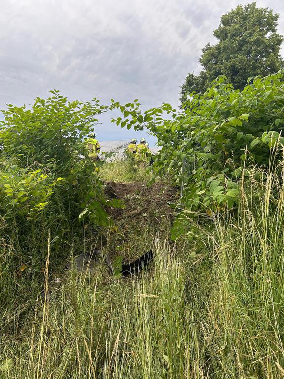 Einsatz der Feuerwehr Eilvese: PKW durch Zaun in eine PV-Anlage gefahren, 22.06.2025, Bild 7