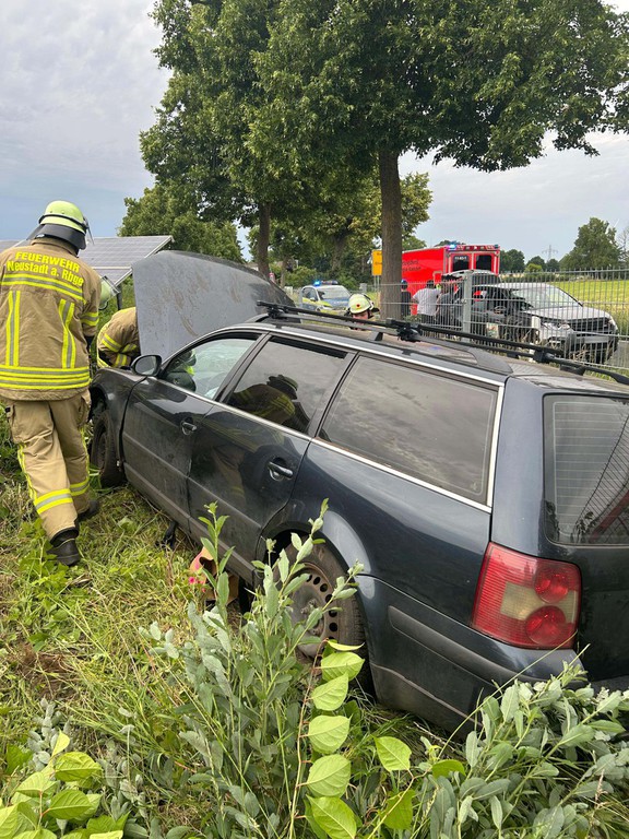 Einsatz der Feuerwehr Eilvese: PKW durch Zaun in eine PV-Anlage gefahren, 22.06.2025, Bild 8