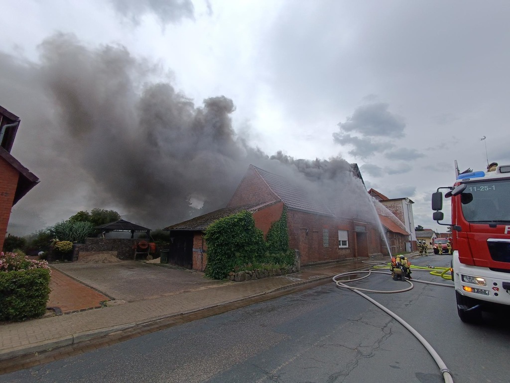Einsatz der Feuerwehr Eilvese: Nachforderung AGT und Verpflegung, 24.06.2025, Bild 4