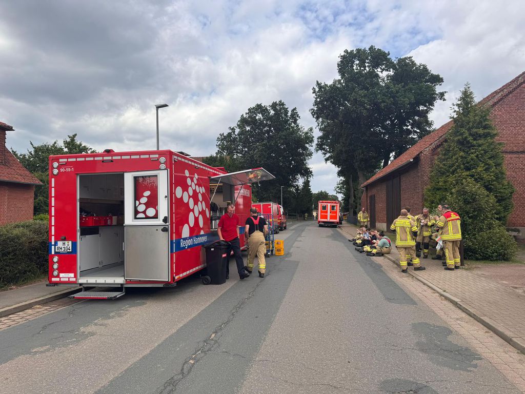 Einsatz der Feuerwehr Eilvese: Nachforderung AGT und Verpflegung, 24.06.2025, Bild 11