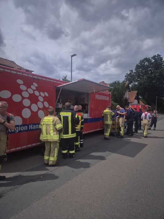 Einsatz der Feuerwehr Eilvese: Nachforderung AGT und Verpflegung, 24.06.2025, Bild 13