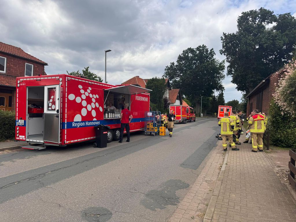 Einsatz der Feuerwehr Eilvese: Nachforderung AGT und Verpflegung, 24.06.2025, Bild 14