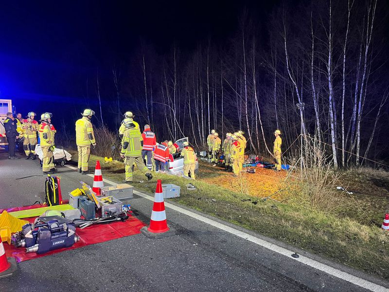 Einsatz der Feuerwehr Eilvese: PKW gegen Radlader, 15.12.2025, Bild 1