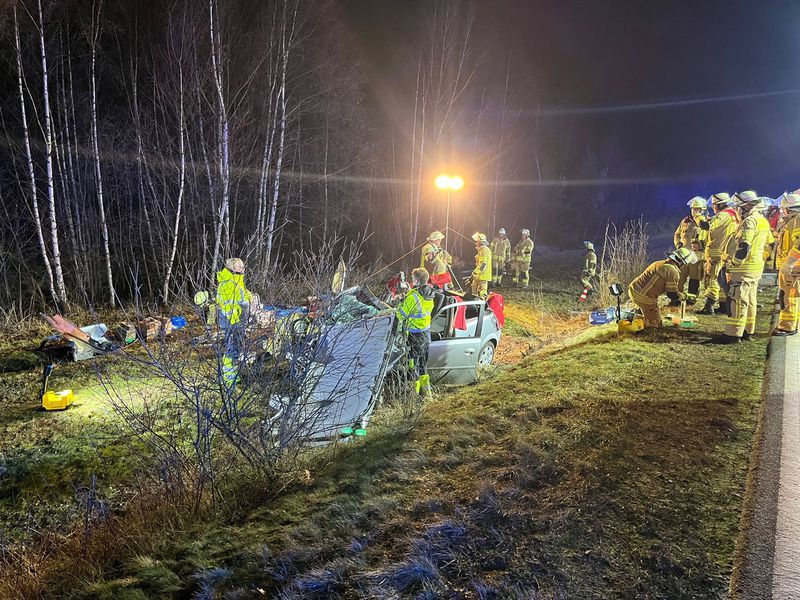 Einsatz der Feuerwehr Eilvese: PKW gegen Radlader, 15.12.2025, Bild 3