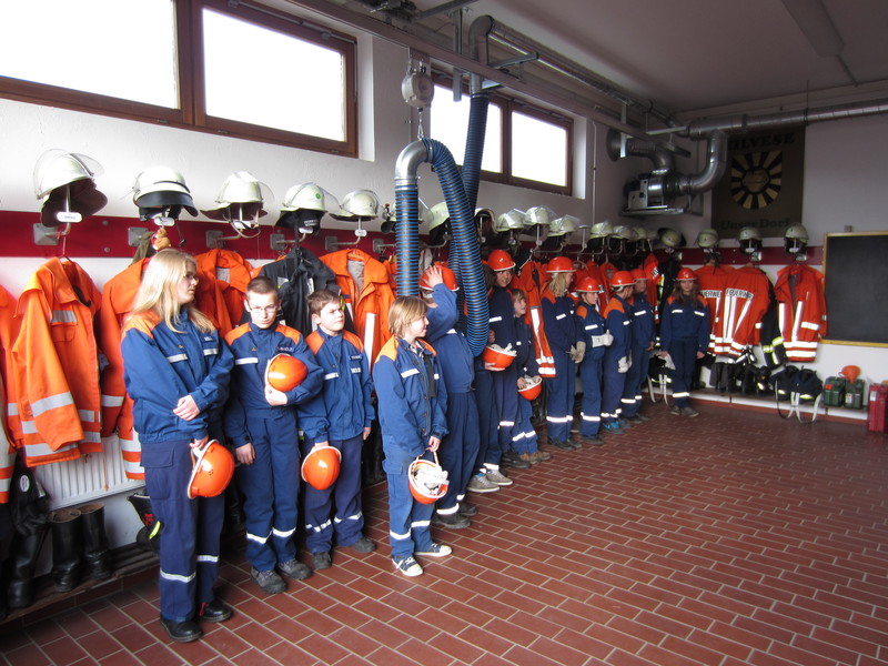 Übung DV3 und Übernahme von der Kinderfeuerwehr, 13.04.2012, Bild 2
