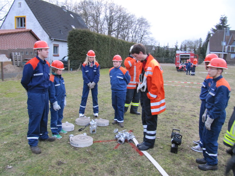 Übung DV3 und Übernahme von der Kinderfeuerwehr, 13.04.2012, Bild 4