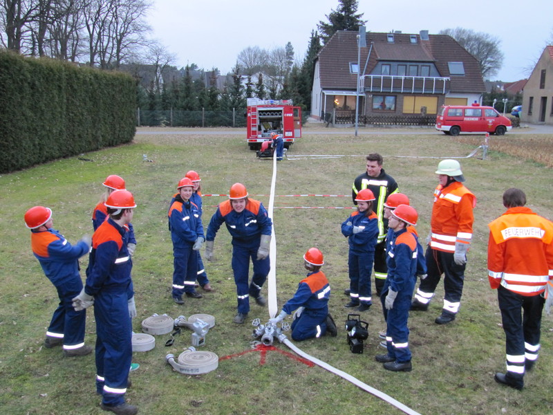 Übung DV3 und Übernahme von der Kinderfeuerwehr, 13.04.2012, Bild 7