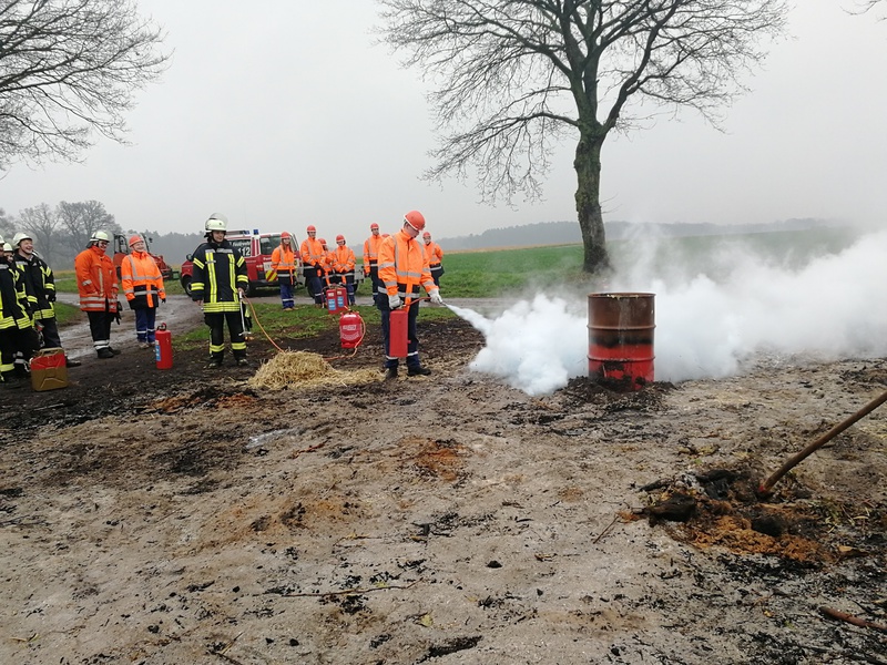 Löschen mit Kleinlöschgeräten, 13.04.2018, Bild 3