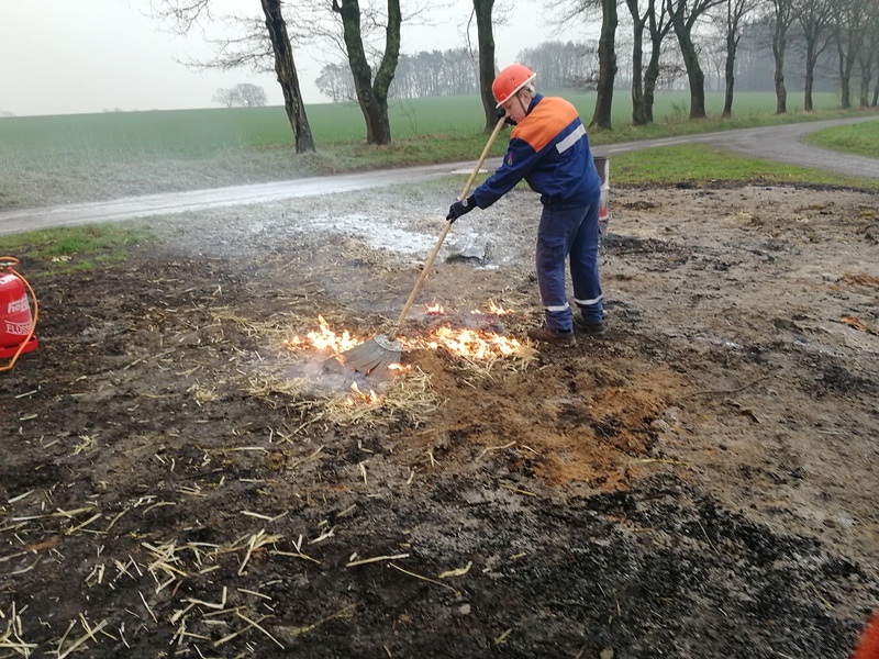 Löschen mit Kleinlöschgeräten, 13.04.2018, Bild 7