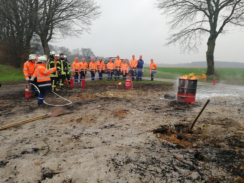 Löschen mit Kleinlöschgeräten, 13.04.2018, Bild 8